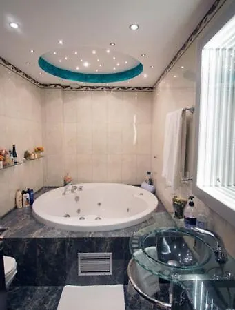 Luxury Apartment *